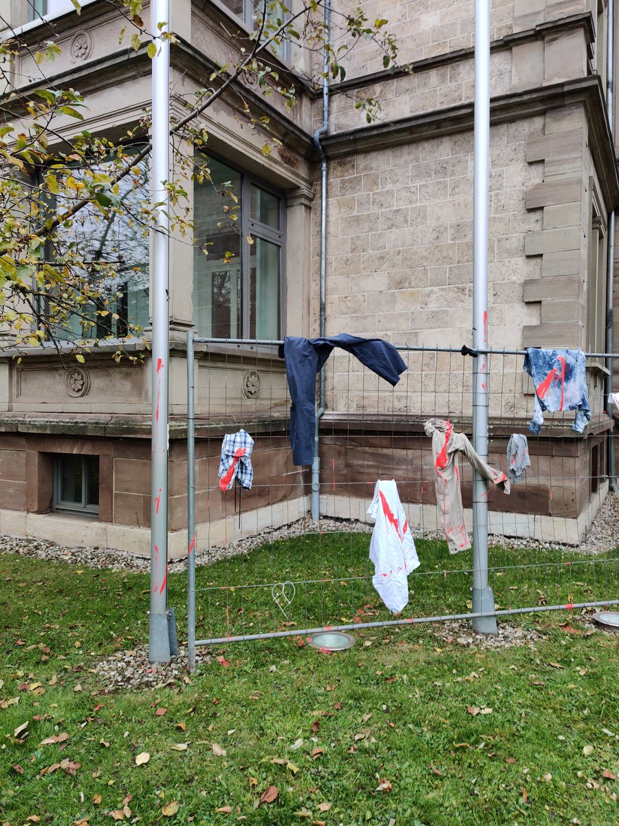 linksunten_goe's tweet photo. 0910 in #Solidarität mit #Geflüchteten an der polnisch-belarussischen #Grenze wird grade das #SPD #Büro in #Göttingen blockiert. 
Aktivist:Innen fordern dass die #Geflüchteten sofort evakuiert werden https://t.co/ufkHHWl4LX