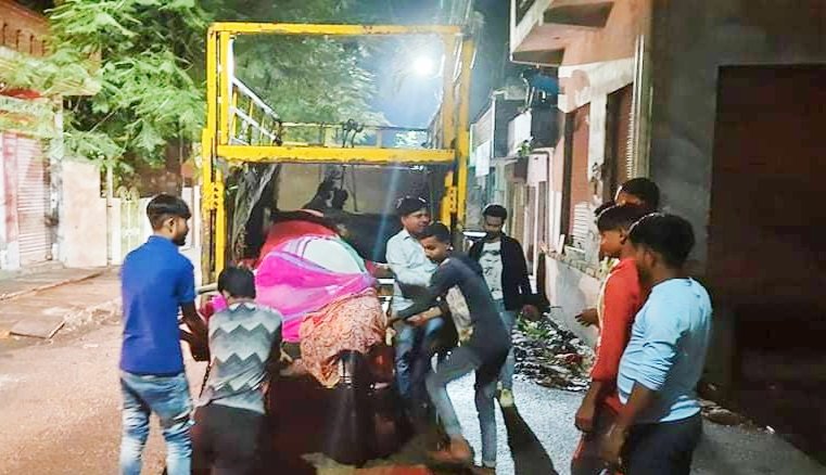 AnkitKatheria12's tweet photo. दिनांक 18/10/21 को सेक्टर 11 में बारिश होने से टोरेंट पावर की लापरवाही से एक लट्ठे पर पानी भरा हुआ था वहां पर गौ माता पानी पीने के लिए गई करंट लगने से गौ माता की मृत्यु हो गई बहुत दुखद घटना हुई नगर निगम गाड़ी बुलाकर गौ माता को अंतिम संस्कार के लिए भेजा

अंकित कठेरिया आगरा https://t.co/pF0UEAejac