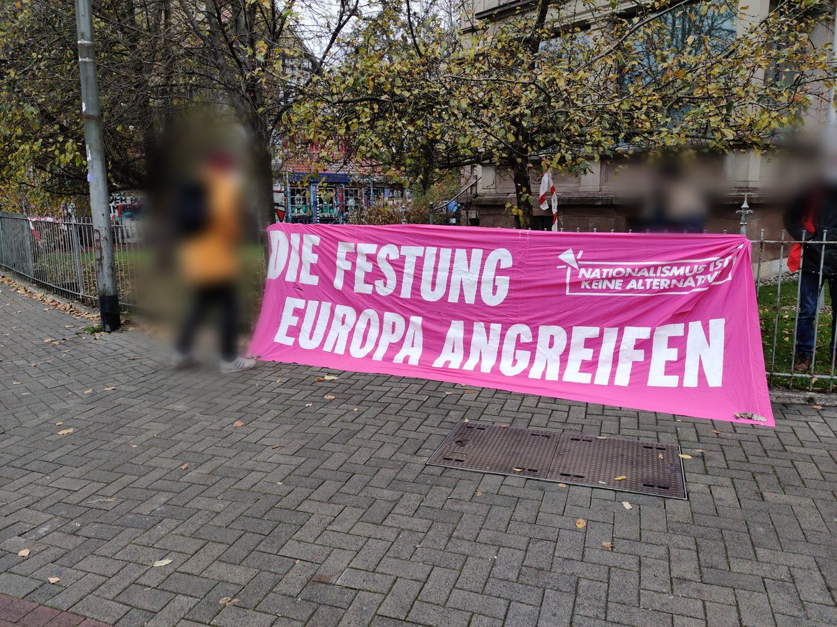 0910 in #Solidarität mit #Geflüchteten an der polnisch-belarussischen #Grenze wird grade das #SPD #Büro in #Göttingen blockiert. 
Aktivist:Innen fordern dass die #Geflüchteten sofort evakuiert werden