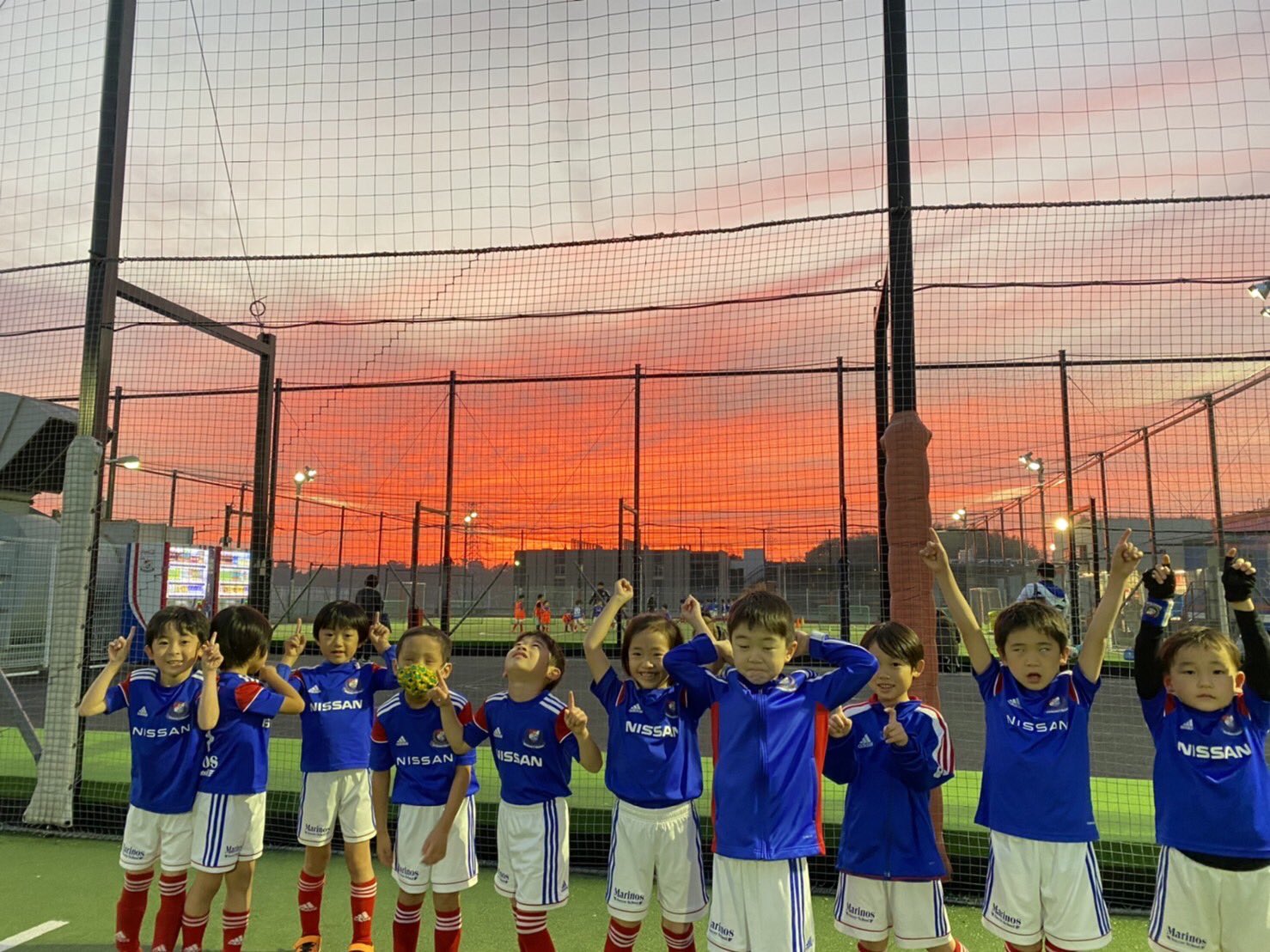 マリノス サッカースクール 北エリア新吉田校 グラウンドから真っ赤な夕焼けが見えました あまりの綺麗さに思わずみんなで記念撮影 マリノスサッカースクール Fmarinos トリコロールパーク新吉田 T Co Arrhbhskyb Twitter