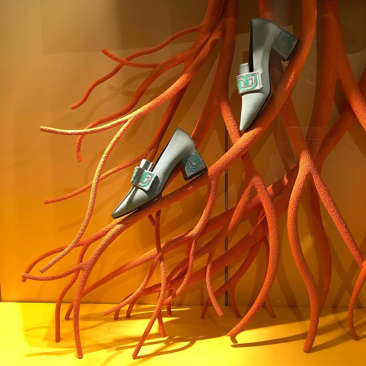 LanzavecchiaWai's tweet photo. It's all about the details, always.

#hermeswindows #lanzavecchiawai #hermes #windowsdisplay #hermessingapore #retaildesign #windowdesign #dream #artwork #design #scenography  #visualmerchandising https://t.co/mcbrqSNFn8