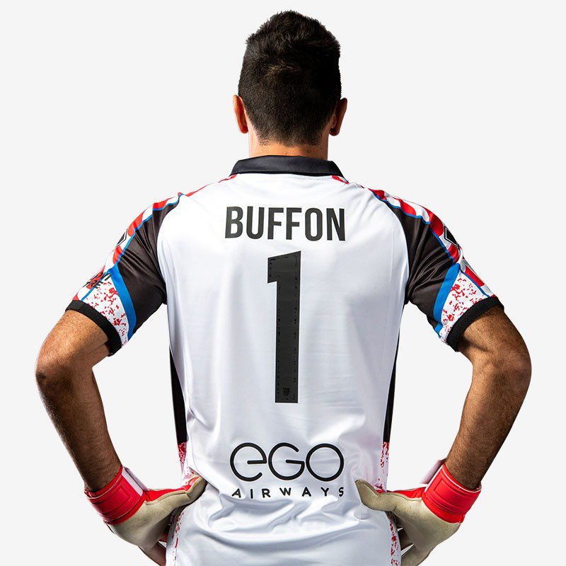 gianluigibuffon's tweet image. Sono passati 26 anni e io sono ancora qua. Ieri come oggi, sul campo. 

Tra due giorni indosserò questa maglia, che suscita in me tanti ricordi piacevoli legati all’esordio assoluto del 1995.

Proprio come allora, al Tardini, per portare il Parma in alto.