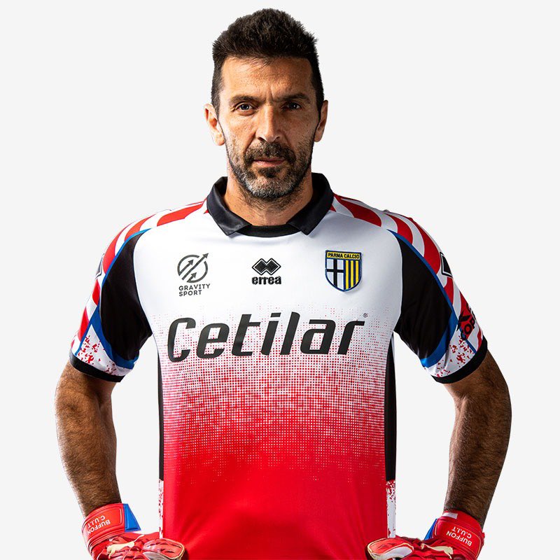 gianluigibuffon's tweet image. Sono passati 26 anni e io sono ancora qua. Ieri come oggi, sul campo. 

Tra due giorni indosserò questa maglia, che suscita in me tanti ricordi piacevoli legati all’esordio assoluto del 1995.

Proprio come allora, al Tardini, per portare il Parma in alto.