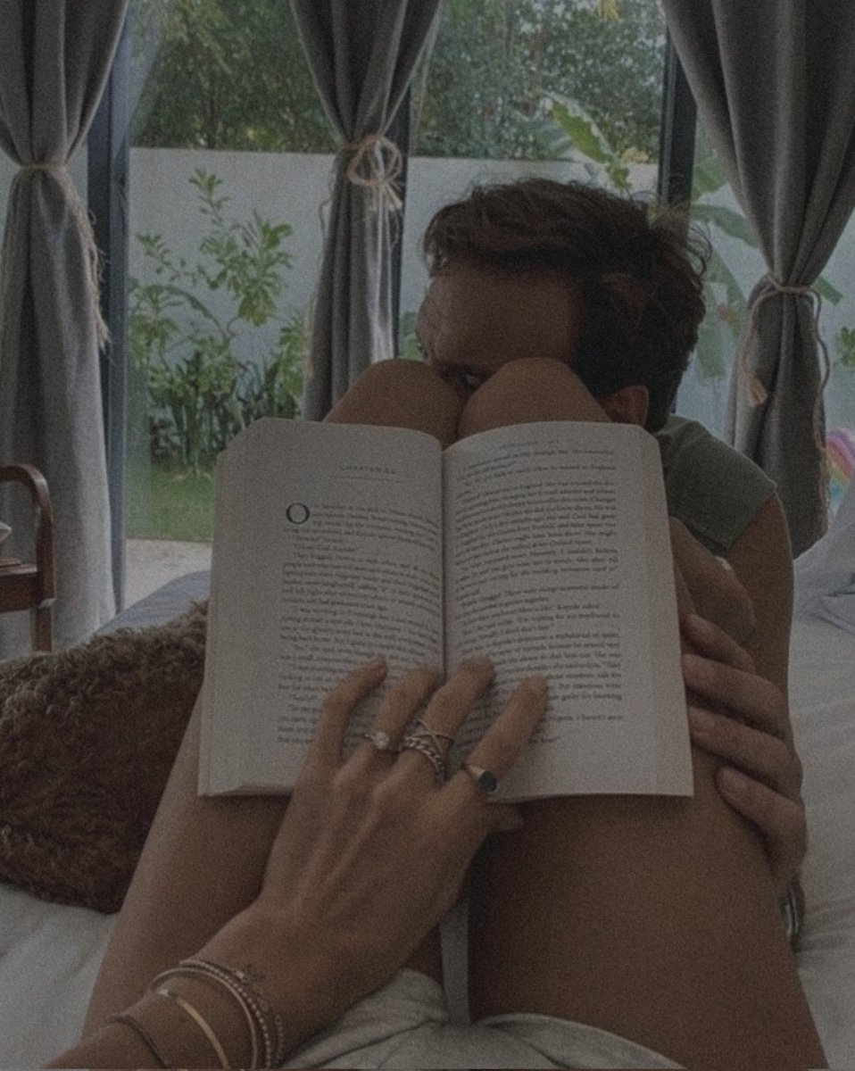 le bonheur, c'est de lire en avant-première mon futur livre à monsieur carneiro-diaz alors qu'il papouille mes jambes. 

<a href="/oscarscinematic/">oscar.</a> ♡