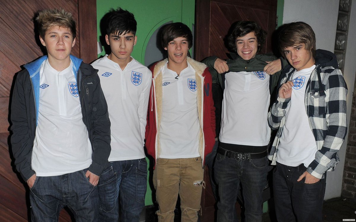 LouisOnThisDay's tweet photo. 📸 November 17 2010 - One Direction is photographed out and about in London and before attending England's match. https://t.co/k2iB74D4g9