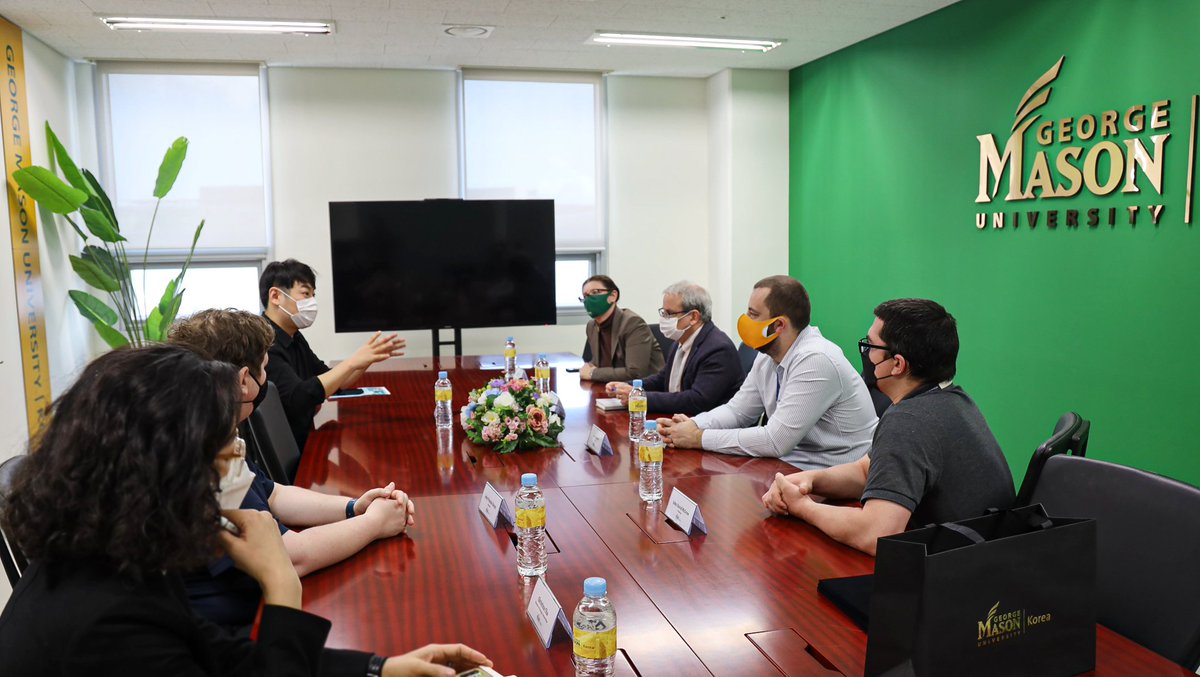 Mason_Korea's tweet image. Last week, Campus Dean Dr. Robert Matz signed an MOU with Jinhyung Park, CEO of BitGlim, a digital art startup, to collaborate on educational and experiential learning activities. 💚💛
#digitalart #computergamedesign #partnership #georgemasonuniversity #masonkorea