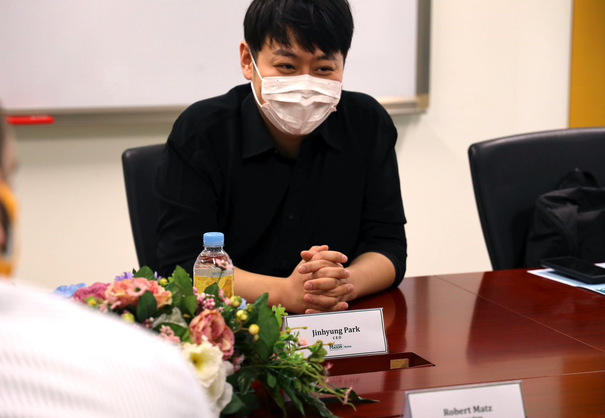 Mason_Korea's tweet image. Last week, Campus Dean Dr. Robert Matz signed an MOU with Jinhyung Park, CEO of BitGlim, a digital art startup, to collaborate on educational and experiential learning activities. 💚💛
#digitalart #computergamedesign #partnership #georgemasonuniversity #masonkorea