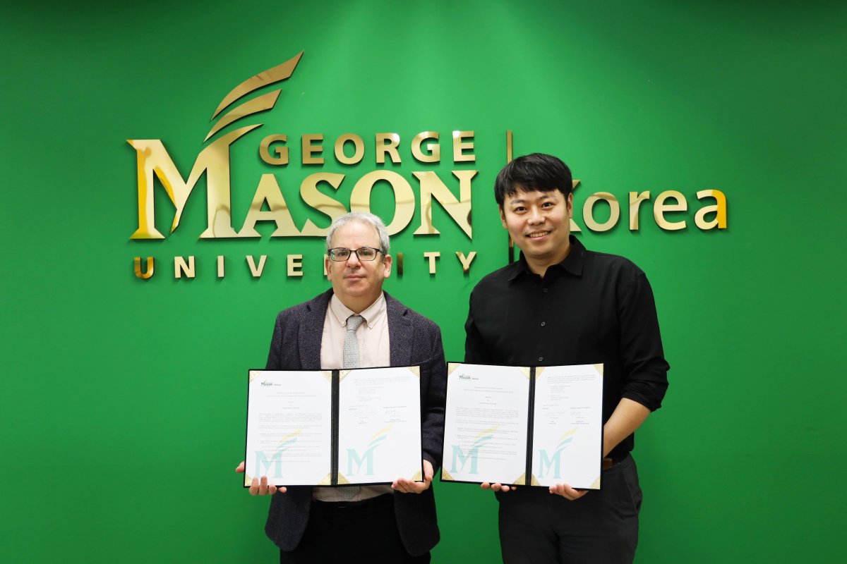 Mason_Korea's tweet image. Last week, Campus Dean Dr. Robert Matz signed an MOU with Jinhyung Park, CEO of BitGlim, a digital art startup, to collaborate on educational and experiential learning activities. 💚💛
#digitalart #computergamedesign #partnership #georgemasonuniversity #masonkorea