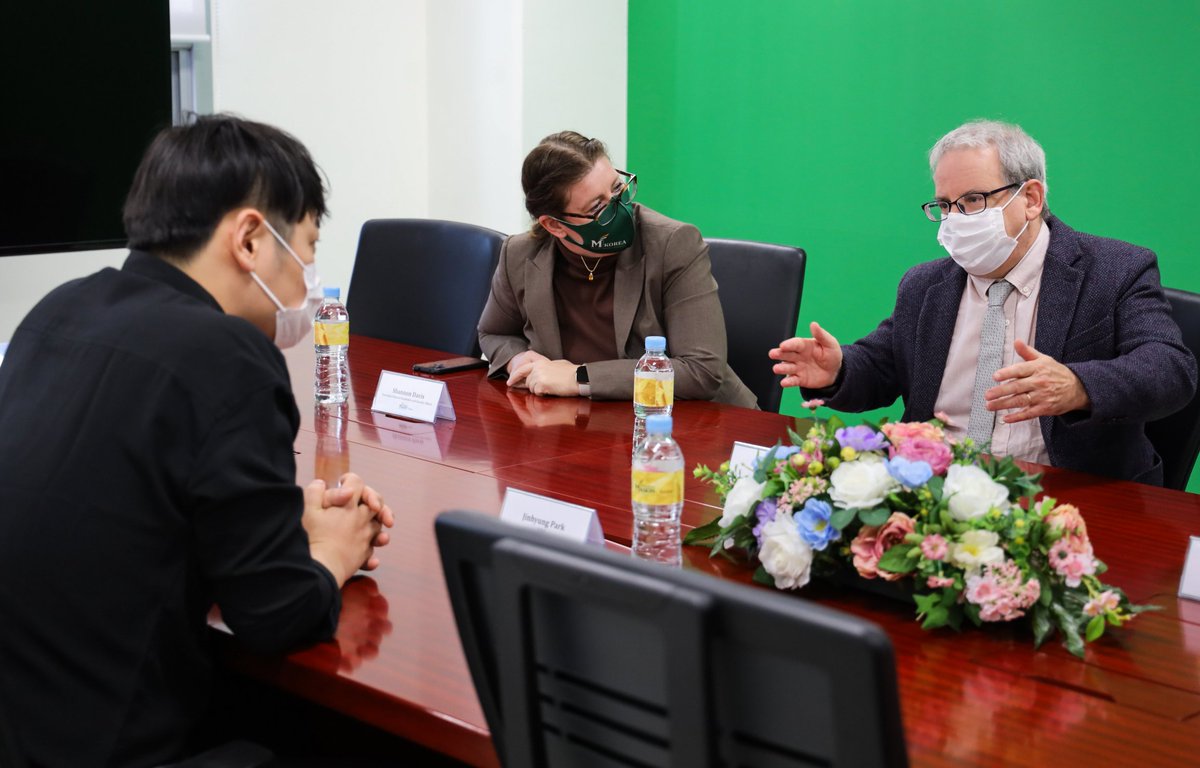 Mason_Korea's tweet image. Last week, Campus Dean Dr. Robert Matz signed an MOU with Jinhyung Park, CEO of BitGlim, a digital art startup, to collaborate on educational and experiential learning activities. 💚💛
#digitalart #computergamedesign #partnership #georgemasonuniversity #masonkorea