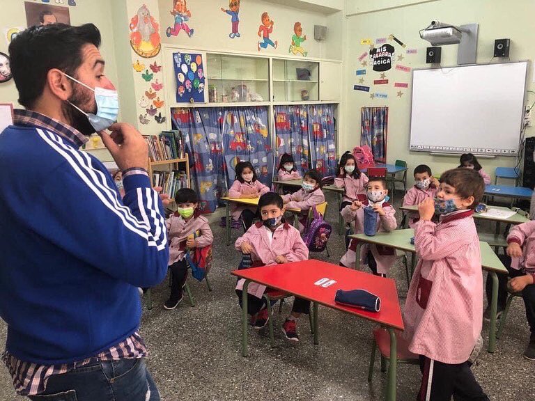 mercedtarancon's tweet photo. PROYECTO RAÍCES.🧵🪡🪡👗

Hoy nuestros alumnos han hecho acopio de toda su creatividad y han coloreado juntos las telas que Francisco convertirá en hermosos e ¡¡innovadores diseños!!!
😍😍😍👏🏼👏🏼👏🏼👏🏼

A los peques les tocó la historia… ¡¡¡ seguimos el lunes con más sorpresas!!! https://t.co/RBZZftR9yi