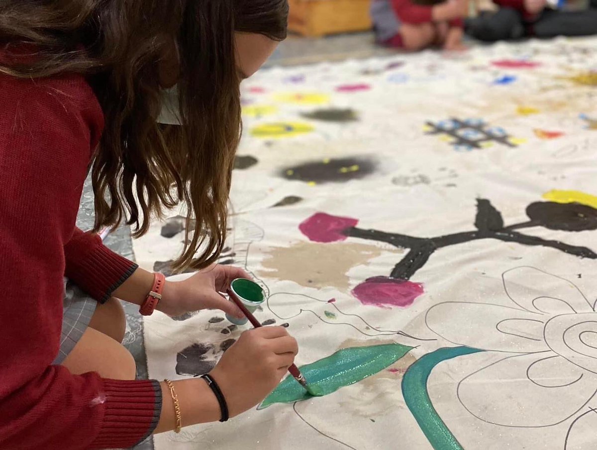 mercedtarancon's tweet photo. PROYECTO RAÍCES.🧵🪡🪡👗

Hoy nuestros alumnos han hecho acopio de toda su creatividad y han coloreado juntos las telas que Francisco convertirá en hermosos e ¡¡innovadores diseños!!!
😍😍😍👏🏼👏🏼👏🏼👏🏼

A los peques les tocó la historia… ¡¡¡ seguimos el lunes con más sorpresas!!! https://t.co/RBZZftR9yi
