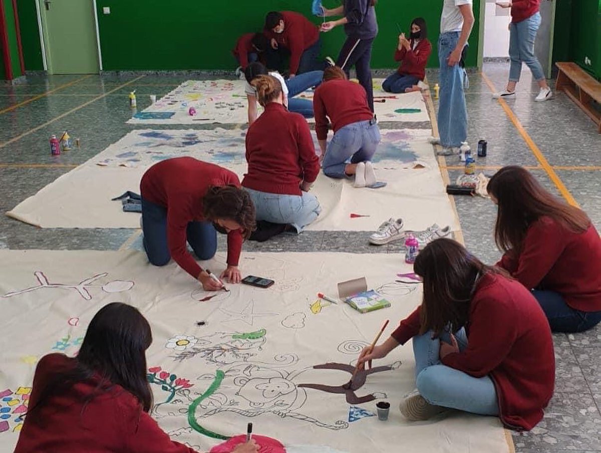 mercedtarancon's tweet photo. PROYECTO RAÍCES.🧵🪡🪡👗

Hoy nuestros alumnos han hecho acopio de toda su creatividad y han coloreado juntos las telas que Francisco convertirá en hermosos e ¡¡innovadores diseños!!!
😍😍😍👏🏼👏🏼👏🏼👏🏼

A los peques les tocó la historia… ¡¡¡ seguimos el lunes con más sorpresas!!! https://t.co/RBZZftR9yi
