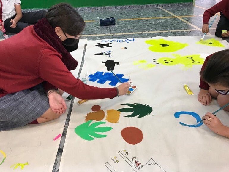 mercedtarancon's tweet photo. PROYECTO RAÍCES.🧵🪡🪡👗

Hoy nuestros alumnos han hecho acopio de toda su creatividad y han coloreado juntos las telas que Francisco convertirá en hermosos e ¡¡innovadores diseños!!!
😍😍😍👏🏼👏🏼👏🏼👏🏼

A los peques les tocó la historia… ¡¡¡ seguimos el lunes con más sorpresas!!! https://t.co/RBZZftR9yi