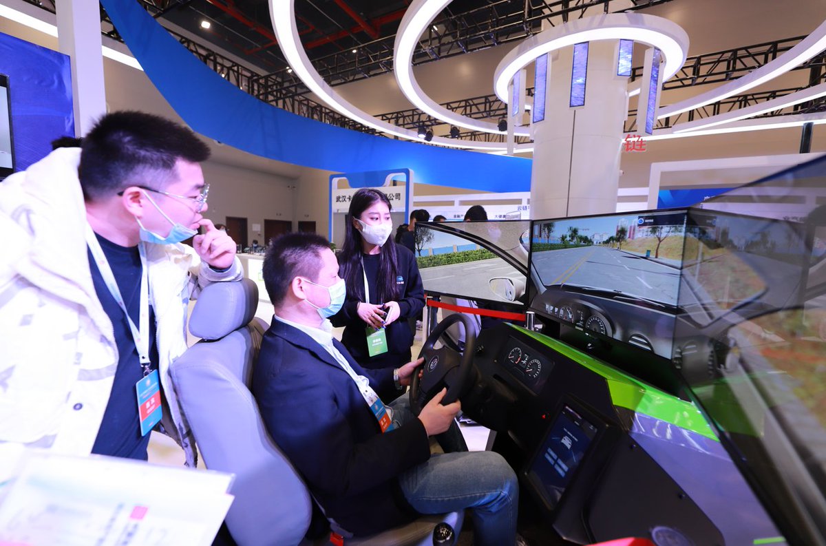 OpticsValleyCN's tweet photo. When 5G meets industrial internet!🏭🌐
The ongoing 2021 China 5G+ Industrial Internet Conference is featuring an interactive zone for the first time, allowing visitors to get first-hand experience applications of 5G, AI and industrial internet.🤖#OVCActivity #OVCInnovation #IoT https://t.co/VhkQsabqsz