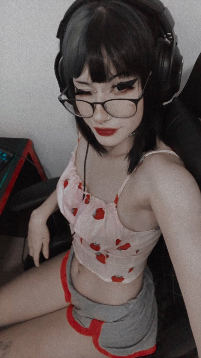 milkyroth's tweet photo. jogando no quarto do gragolandia https://t.co/q9ynnl1wrE