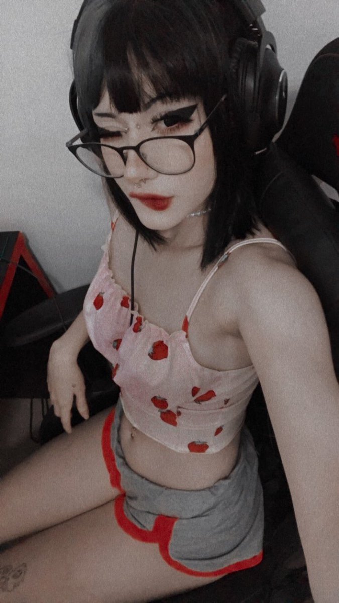 milkyroth's tweet photo. jogando no quarto do gragolandia https://t.co/q9ynnl1wrE