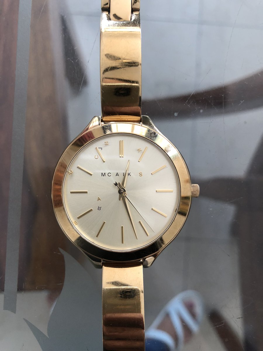 If this happens to such expensive watches then why would I not go for some watch in lower range? Plus no one can fix it #michaelkors #expensivewatches #noservice #michaelkorsindia