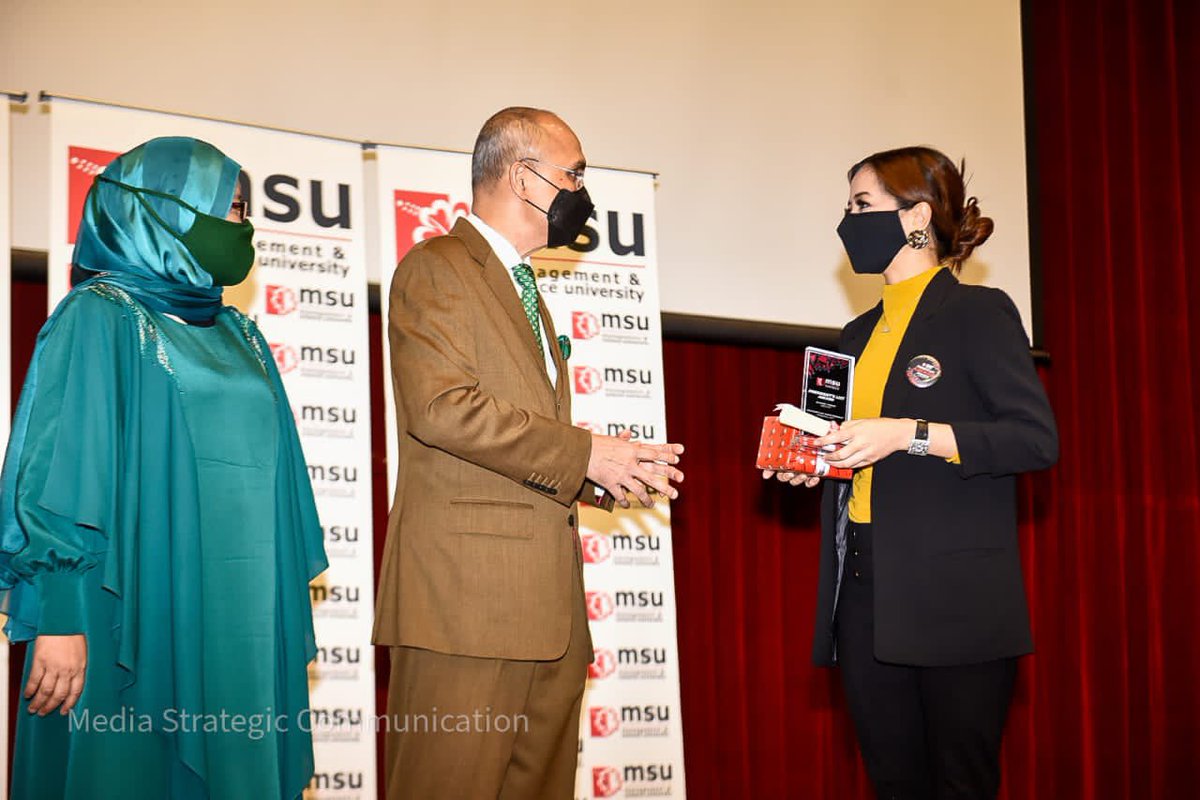 MohdShukriYajid's tweet photo. Cherished moments with the international students who accepted the awards during @MSUmalaysia President's List Awards Ceremony 2021. Mobility &amp; cultural literacy are advantageous in shaping the global mindset. Well done! @MSUGlobalAffair #MSUP https://t.co/asdRO59Vv0