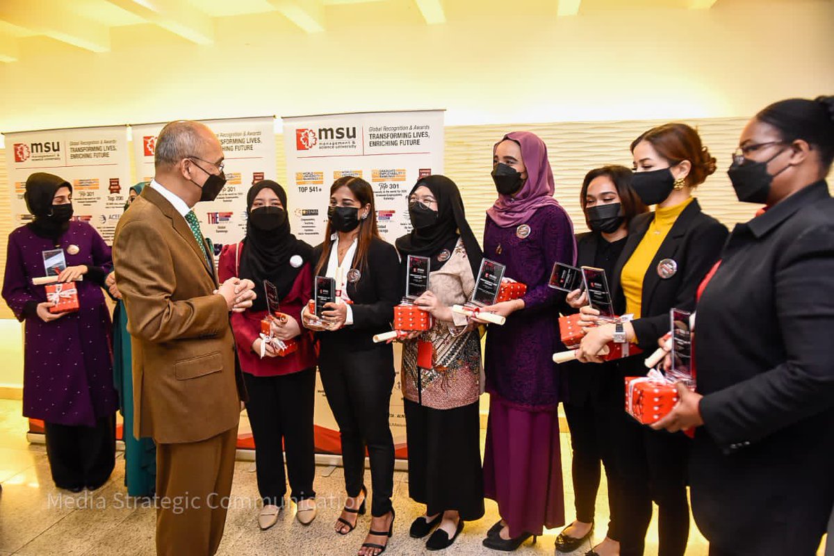 MohdShukriYajid's tweet photo. Cherished moments with the international students who accepted the awards during @MSUmalaysia President's List Awards Ceremony 2021. Mobility &amp; cultural literacy are advantageous in shaping the global mindset. Well done! @MSUGlobalAffair #MSUP https://t.co/asdRO59Vv0
