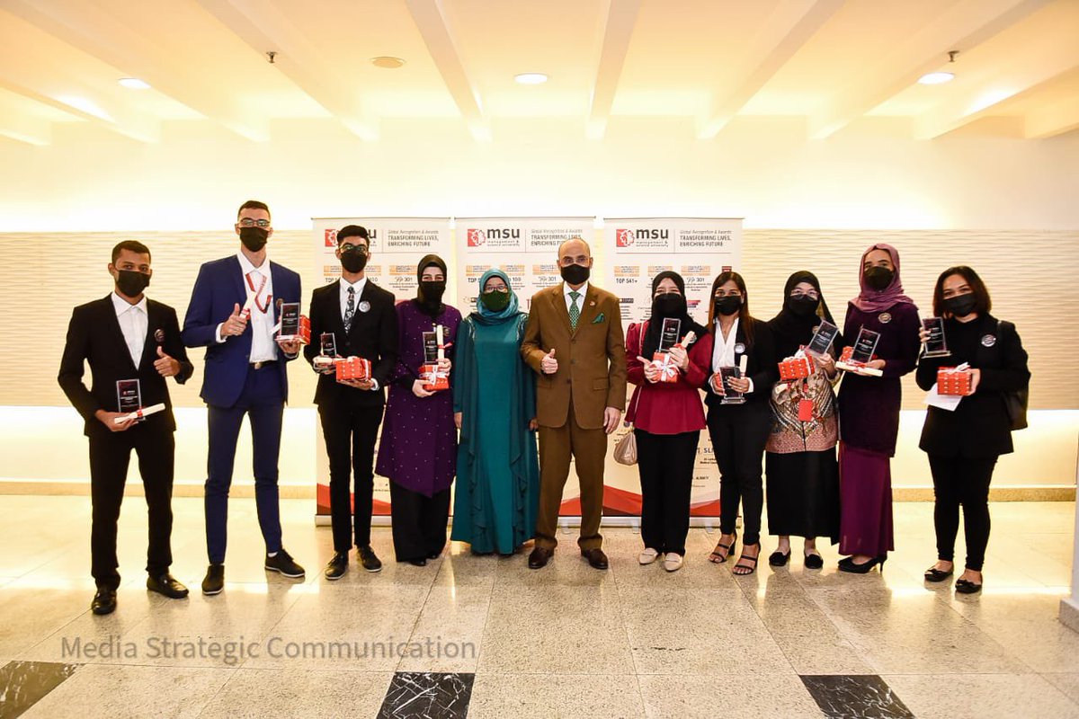 MohdShukriYajid's tweet photo. Cherished moments with the international students who accepted the awards during @MSUmalaysia President's List Awards Ceremony 2021. Mobility &amp; cultural literacy are advantageous in shaping the global mindset. Well done! @MSUGlobalAffair #MSUP https://t.co/asdRO59Vv0