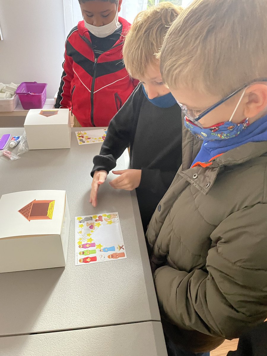 Carver_ES's tweet photo. Carver 2nd graders help @mwhitleyAtKC make Christmas boxes for children in need.  #CarverHelpstheCommunity #ProjectWisemen https://t.co/1F91HTqMCy
