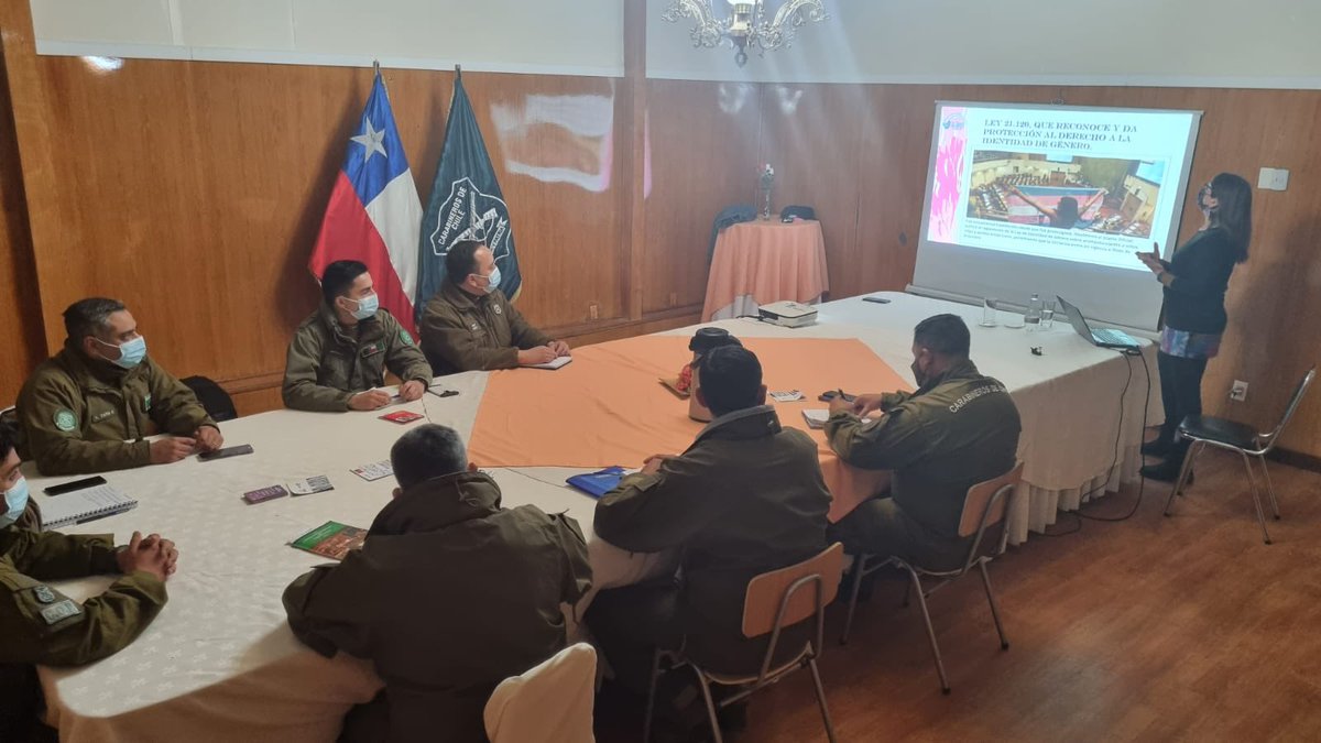 CarabMagallanes's tweet photo. #PuntaArenas, se desarrolló el 5º curso del Programa Anual de Capacitación en DD.HH., con la coordinación de la Sección de Derechos Humanos de Carabineros #Magallanes, la Fundación Akáinix efectuó actividad de sensibilización en materia de igualdad de género. https://t.co/sW2ZQoAjyY