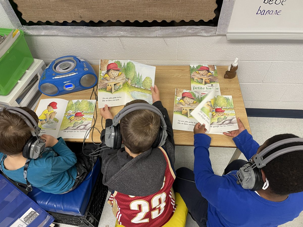 Grade 1s have been enjoying the listening centre during morning free choice. It is a great chance to build French vocabulary and hear a variety of authentic accents! 🎧
