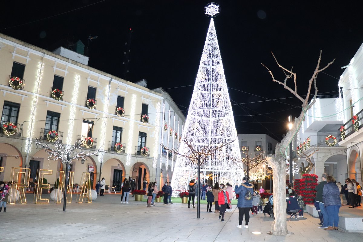 aytovvaserena's tweet photo. 🎄Con el encendido del alumbrado de Navidad, el próximo día 27, comienza la campaña navideña «Vuelve a abrazar la ilusión»
El Zoo de la Luz, en El Rodeo, será uno de los principales atractivos de esta Navidad que presenta importantes novedades.
🧜‍♀️➕ℹ👉https://t.co/NLx11st9xv https://t.co/dcB5xBo0RM