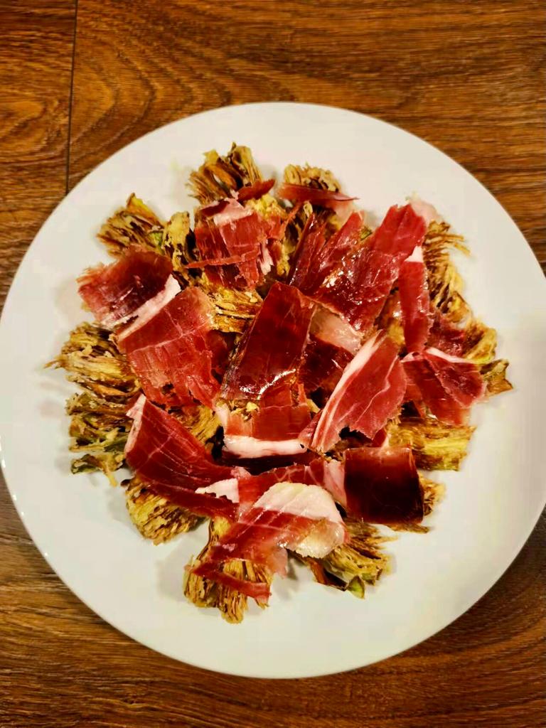 CalNinotbcn's tweet photo. Ya tenemos aquí las primeras alcachofas de la temporada. Estas son fritas con jamón de bellota. También las hacemos al horno. Y hasta con un huevo frito #carxofes https://t.co/OmcKThF165