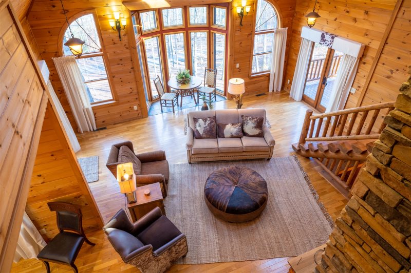 GA_MTN_CABINS's tweet photo. Big news: Due to a cancelation, Huckleberry House is open for Christmas! This luxury cabin has it all, from views of Lake Blue Ridge to a rec area downstairs. Your merry mountain Christmas awaits! Check out more info here: https://t.co/aTqYI2bCDd #blueridgega #vacation #cabins https://t.co/YvXFKIWicz