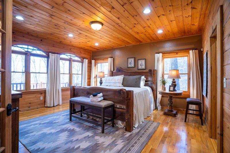 GA_MTN_CABINS's tweet photo. Big news: Due to a cancelation, Huckleberry House is open for Christmas! This luxury cabin has it all, from views of Lake Blue Ridge to a rec area downstairs. Your merry mountain Christmas awaits! Check out more info here: https://t.co/aTqYI2bCDd #blueridgega #vacation #cabins https://t.co/YvXFKIWicz