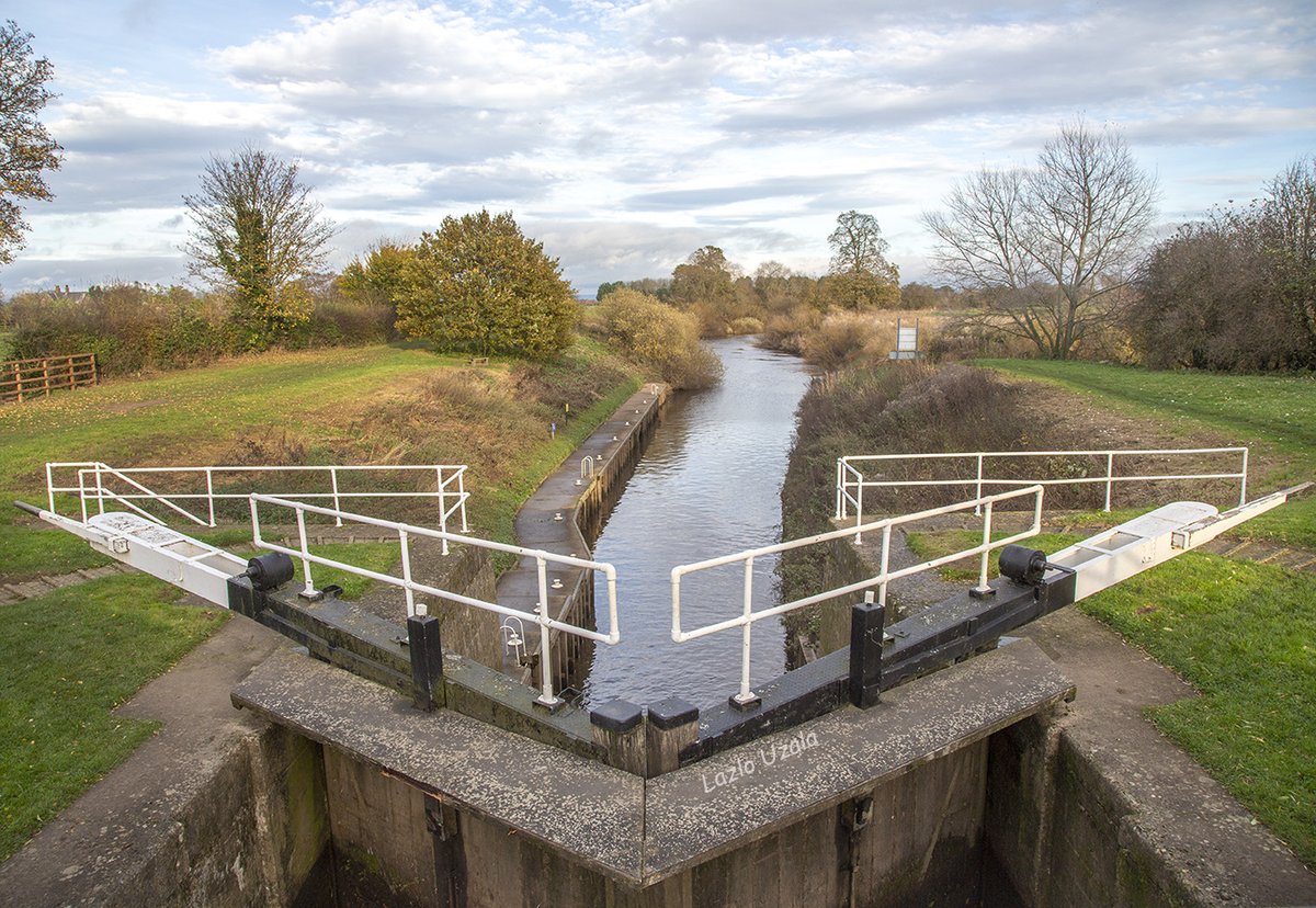LazloUzala's tweet photo. Milby Lock, looking downstream, Boroughbridge @CanalRiverTrust @peac4love @VisitHarrogate @Welcome2Yorks @MartinaRosemann @HarmonyMindBody #canal #Autumn #MilbyLock #Boroughbridge #Autumnvibes #waterway https://t.co/kCvpWHVLj9