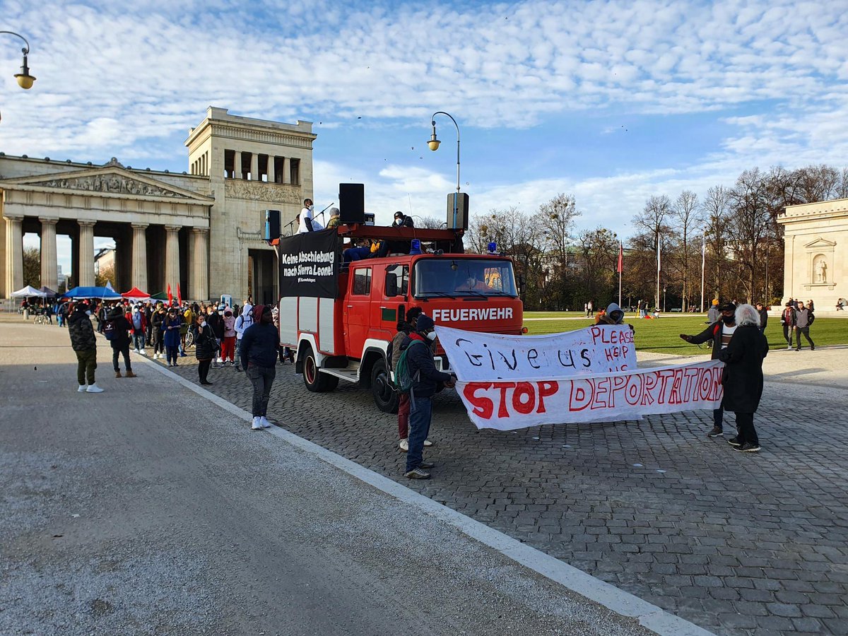 Mit über 150 Menschen machen wir heute klar: Nein zu Abschiebungen✊🏾