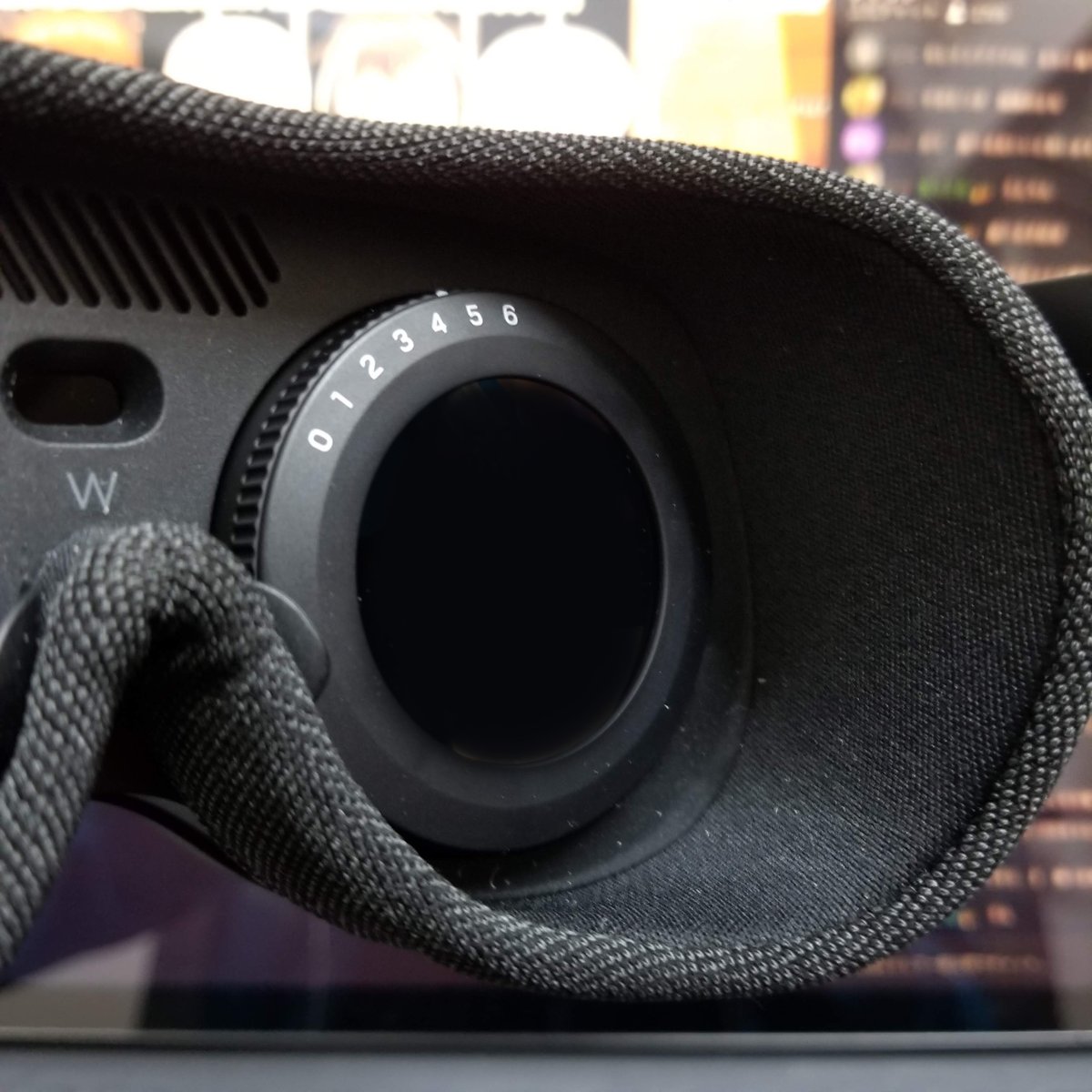 akairo_009's tweet image. Vive Flow、これはVRデバイスの完成形に近い感覚がした。189gをかけるのは重いかと思いましたが、むしろ軽いまであった。極めつけは自分の視力0.1以下なんですが、焦点距離調節ダイヤルでメガネ要らなくなりました。これだけで買った甲斐がある。えぐい。