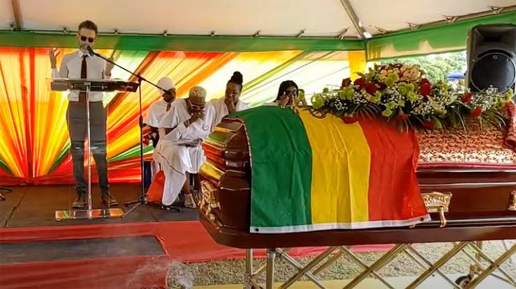 IAMRAPCHA's tweet photo. Legendary Bob Marley percussionist Alvin 'Seeco' Patterson buried in Jamaica
One bright morning, when man's work is over, I shall fly away home π―οΈπ―οΈπ―οΈ https://t.co/68kAS5Py4Y
