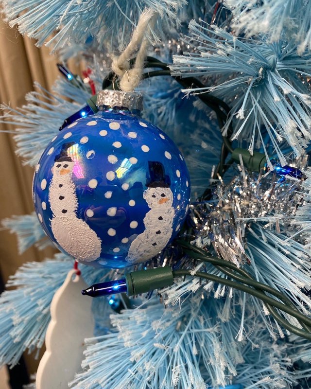 Gracey_000's tweet photo. It's cold outside, hug a snowman! Recently my business class held a competition for a DECAration. We are now practicing in a school wide event for social media marketing. Like and share please! #DECA2021 #DECA #business #businesseducation @TriadDECA https://t.co/72ncFwbWq8