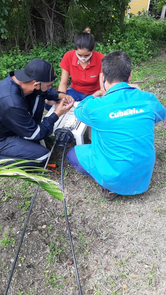 EmpresaCubatel's tweet photo. En el Meliá Cayo Coco, ingenieros de la División Técnica de Equipos de #CubatelSAenlaInformatización reparan cables de fibra óptica afectados por encontrarse en áreas externas.
#CubatelSA @MINCOMCuba @MayraArevich @GEIC_DICE @AriDeCuba @JavierG78246455 https://t.co/TpsMKLuKmF