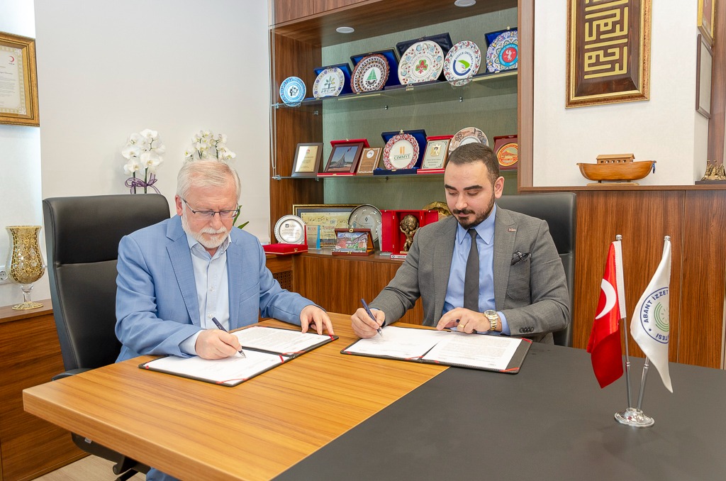 ustiskurumsal's tweet photo. USTİS, sektörün en önemli sorunlarından biri olan nitelikli işgücü konusunda somut adımlar atmaya başladı. USTİS bu amaçla Bolu Abant İzzet Baysal Üniversitesi ile de işbirliği protokolü imzaladı. #Ustis #UstisAkademi #BAİBÜ #BoluAbantİzzetBaysalÜniversitesi https://t.co/MqN2phKcMD