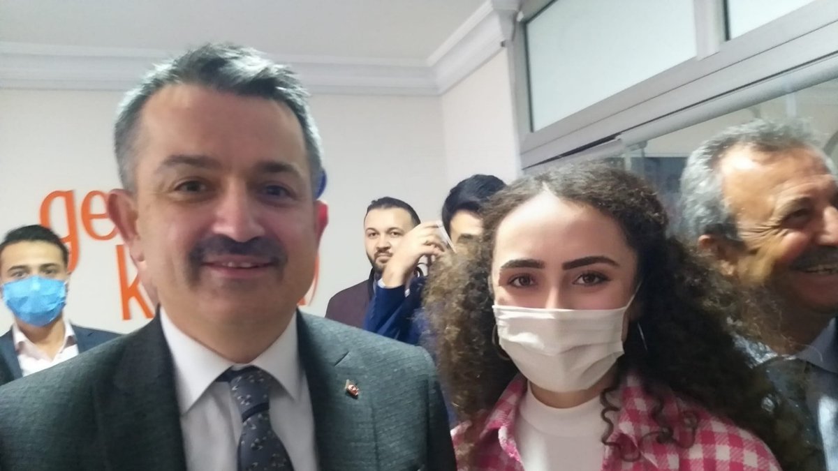 SMuhendis21's tweet photo. Anlatmaya gerek yok su güzel resim sevgili bakanımızın biz Su Ürünleri Mühendislerine  sevgi dolu bakışları @bekirpakdemirli ye Teşekkür ederiz
#SuÜrünleriMühendisleriAtamaBekliyor @TOB_PERGEM @TCTarim @RTErdogan @HMBakanligi https://t.co/ys1m76u0K6