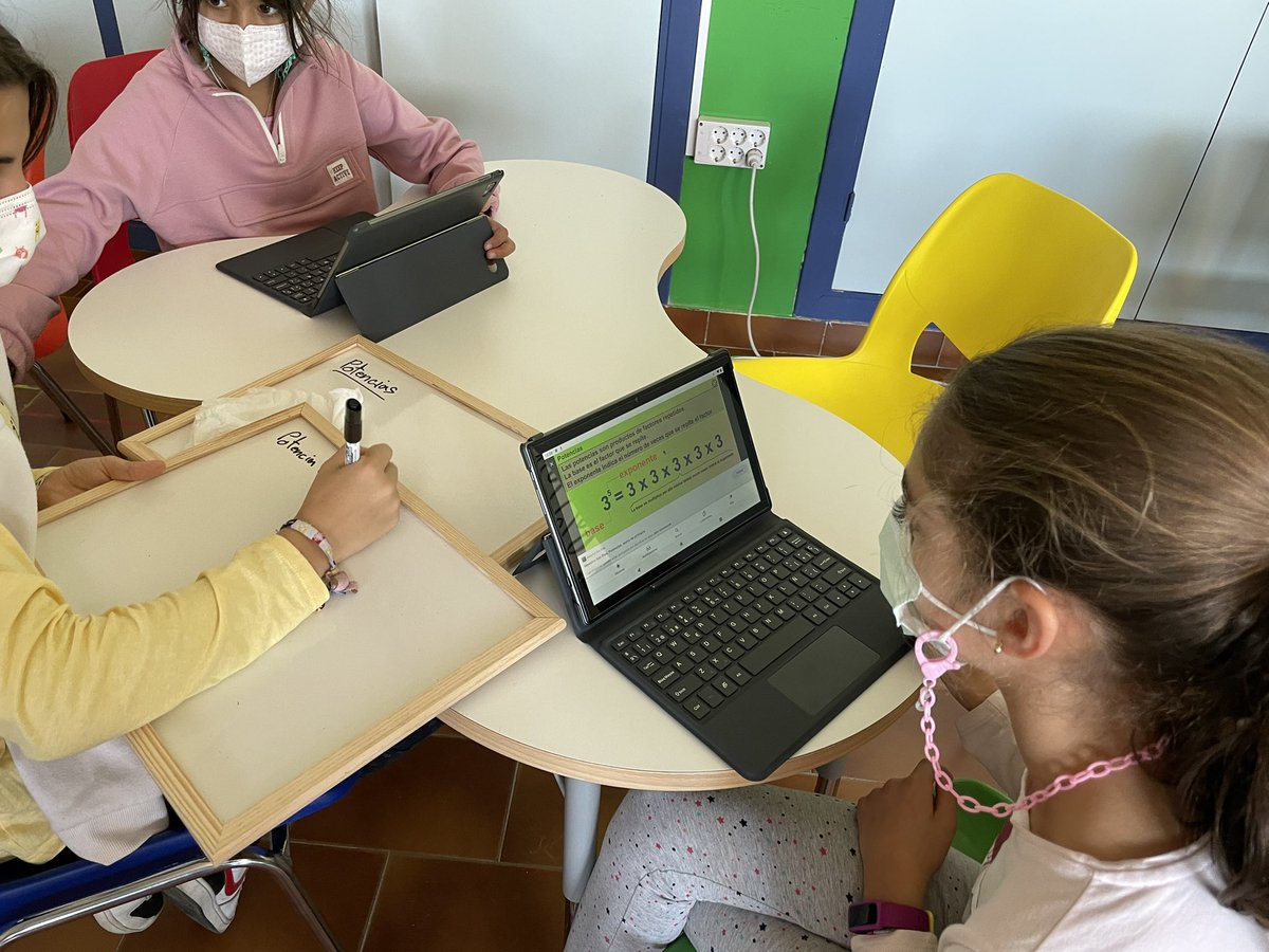 jgrisalvo's tweet photo. Hoy trabajo de investigación, 💻clasificación 📋y esquemas para realizar un pequeño vídeo en la #zonacrea del #adf con nuestro chroma🟩. #clasesquemolan #alumnosfelices #metodologiasactivas @enmarcha @InnovacionForm @SomosE3x https://t.co/NiEfPo4AUK