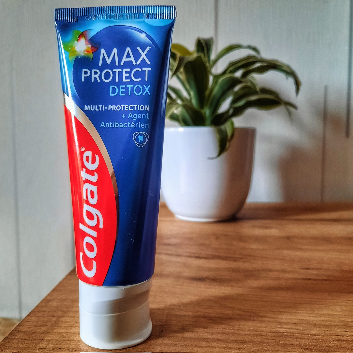Gorgeous_French's tweet photo. 🪥Au pouvoir antibactérien
🪥Multibéné-fices
🪥Zinc
🪥Menthe poivre fraîche 

 @HomeTesterClub @HomeTesterID @Colgate 

#HTCxColgateMaxProtect
#colgate #colgatefr #dentrifrice https://t.co/oqJffnVowW