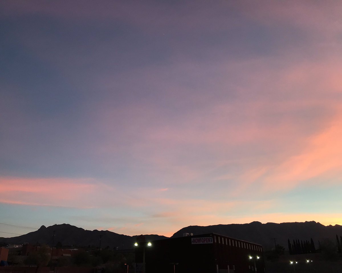KFOXWeatherTeam's tweet photo. Brad: Nice sunrise🌄 this Friday morning, with high clouds moving overhead from the west. 
Dress warm this morning, most areas getting down into the 30s

Track our weather: https://t.co/RvhxIvUB6M https://t.co/Yrm8VMwEgd