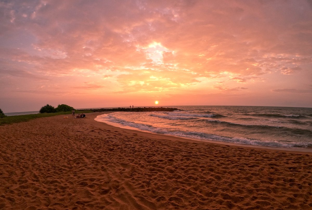 Batdave97's tweet photo. I will come back soon for this view 😍🌞
#throwback #clubdolphin #waikkala #negombo #sunset #srilanka https://t.co/lYgTZyMVdT