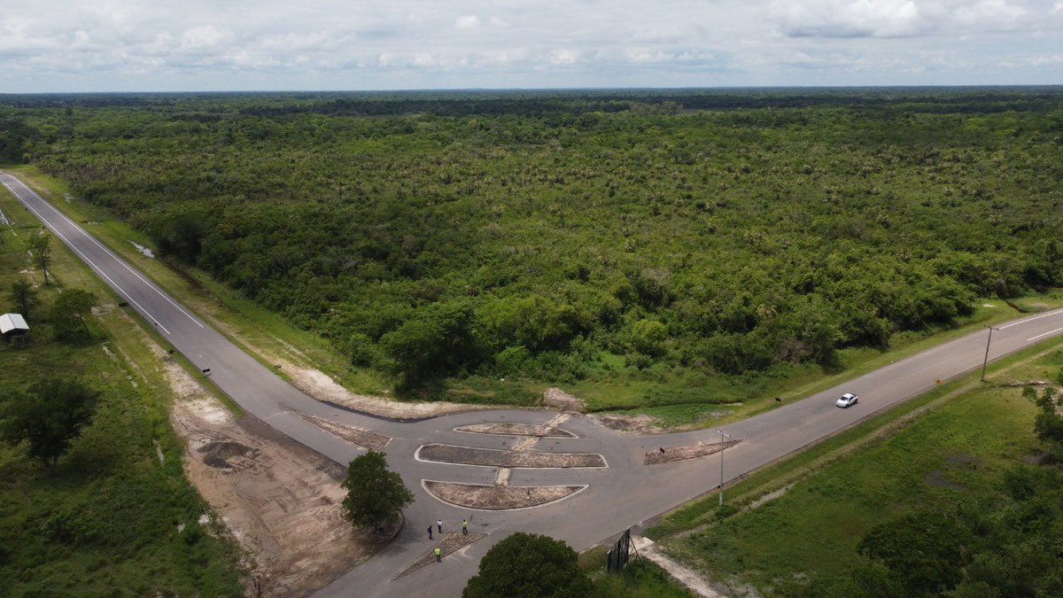 PresidenciaPy's tweet photo. La comunidad de Puerto Antequera, de San Pedro, recibió hoy la obra de circunvalación que garantizará seguridad vial y desarrollo a unos 7.000 pobladores. El jefe de Estado @MaritoAbdo oficializó la habilitación de esta vía ejecutada por el @mopcparaguay 🇵🇾 https://t.co/nJmF6dFElS