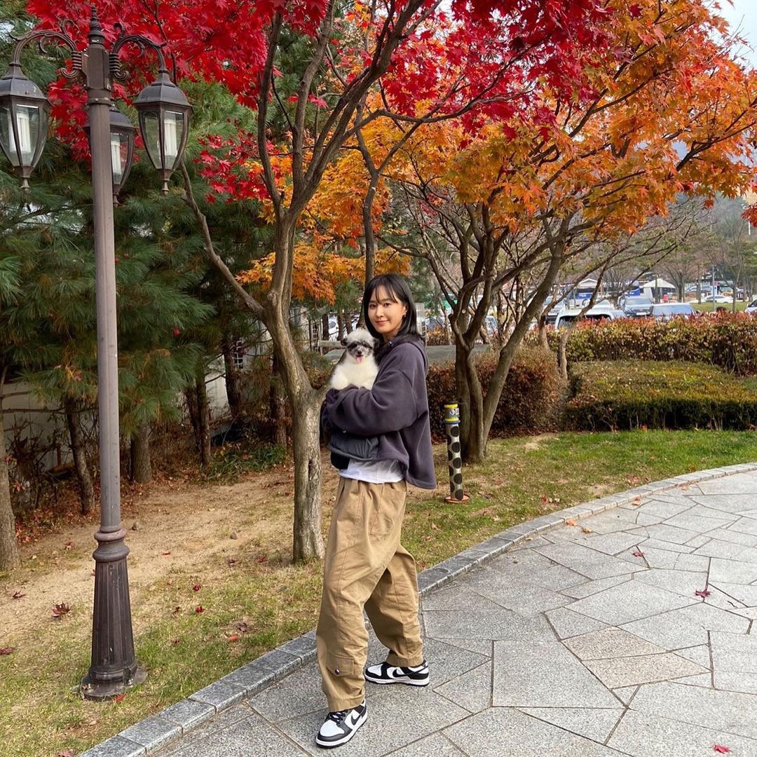 KYRSYJ's tweet image. [INSTAGRAM] 211119 dooeyuri: 언니가 저보고 자꾸만 작고소듕하데요🐾

#DooeYuri #KwonYuri #DooE #Yuri