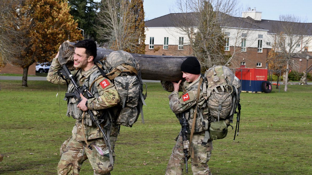 I_Corps's tweet image. Service members put their combat engineer skills to the test during the PNW #BestSapper Competition 21 at #JBLM. Hosted by @555enbde, eight, 2-person teams conduct a series of events testing their physical endurance, mental toughness and #engineer expertise. @JBLM_PAO @FORSCOM