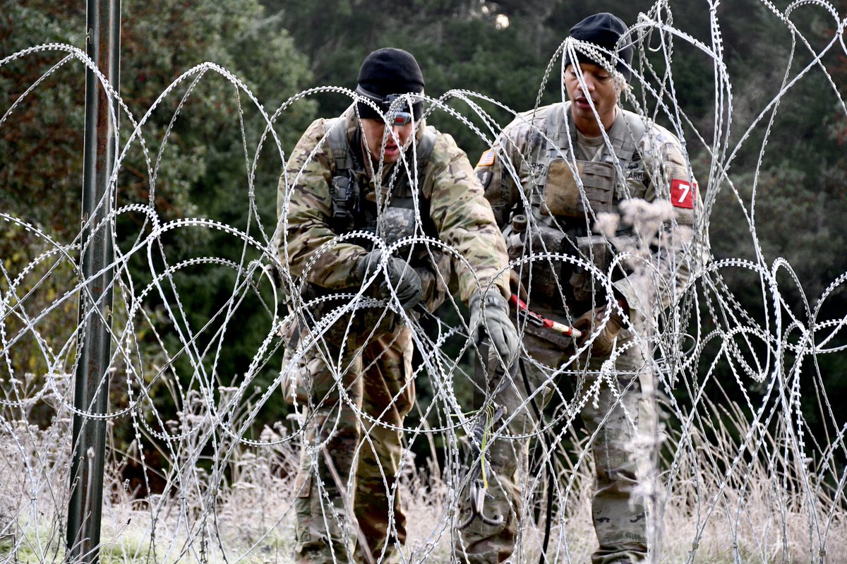 I_Corps's tweet image. Service members put their combat engineer skills to the test during the PNW #BestSapper Competition 21 at #JBLM. Hosted by @555enbde, eight, 2-person teams conduct a series of events testing their physical endurance, mental toughness and #engineer expertise. @JBLM_PAO @FORSCOM