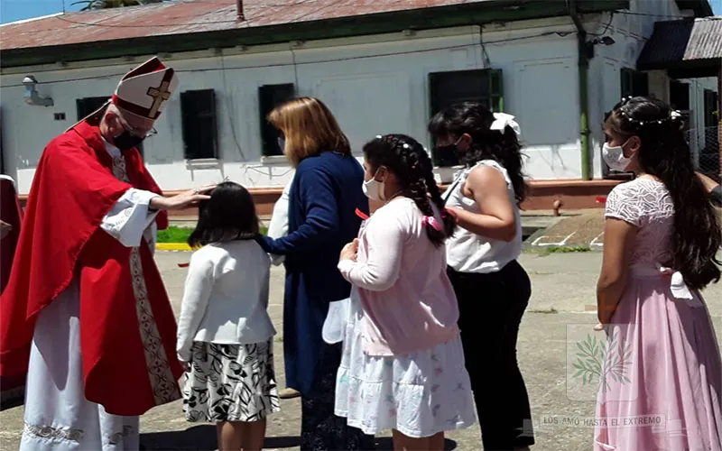 ObCastrenseArg's tweet photo. #BuenosAires | #MonsOlivera celebró Sacramento de Confirmación en la #BaseAeronaval Punta Indio, donde también bendijo el Cinerario @Armada_Arg 
https://t.co/TFhpfbjFA7 https://t.co/7lFQuYK5jw