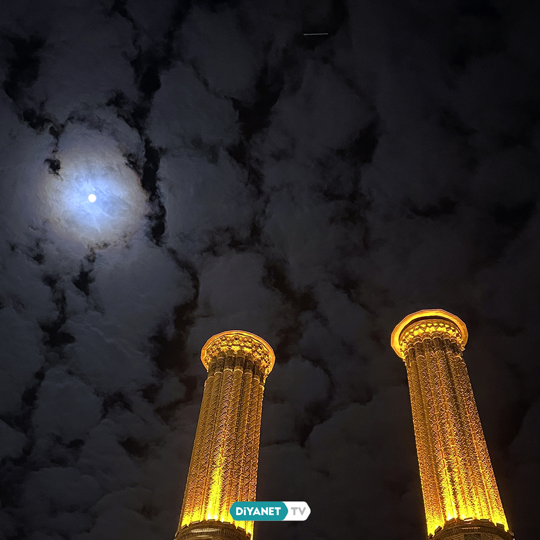 🕌 Bulutlar arasında süzülen ay ışığı, Çifte Minareli Medrese’ye güzellik kattı.

Kaynak: AA 📸

#çifteminarelimedrese #erzurum #fotoğraf #diyanettv