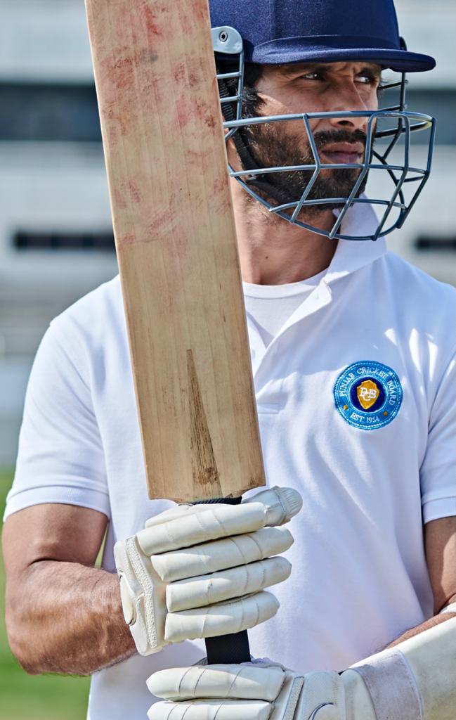 taran_adarsh's tweet image. #Xclusiv... 'JERSEY' TRAILER ON TUESDAY... Team #Jersey will unveil the #Trailer on [Tuesday] 23 Nov 2021... #ShahidKapoor will fly to #Mumbai [from #AbuDhabi] for the event... In *cinemas* 31 Dec 2021. #JerseyTrailer